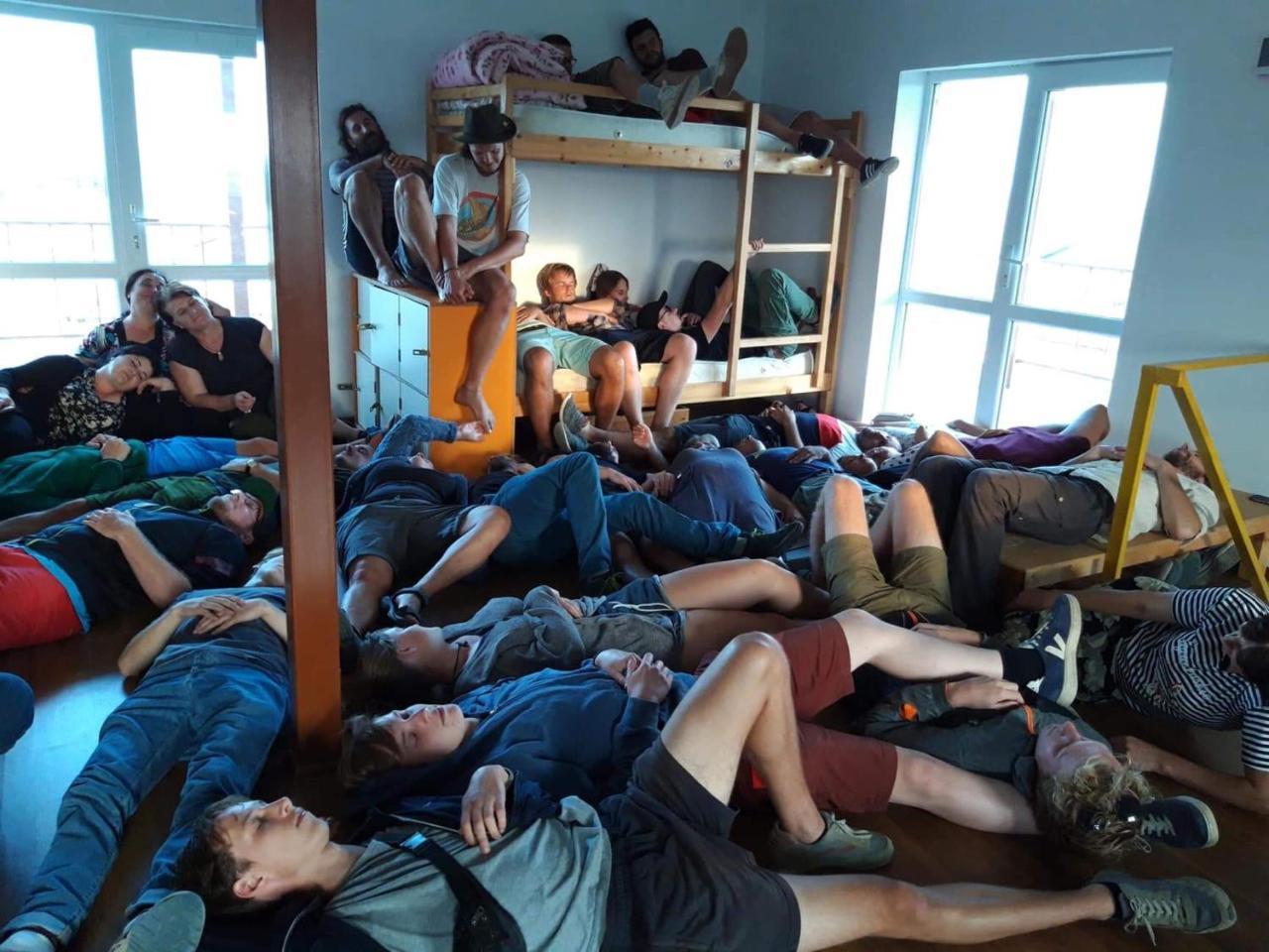 Udabno Hostel エクステリア 写真